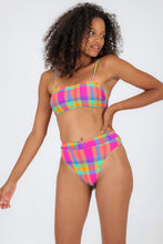 Load image into Gallery viewer, Model Front: Rio De Sol Set Set Tulip-Garden Bandeau-Reto Hotpant-Cos
