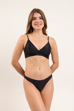 Load image into Gallery viewer, Model Front: Rio De Sol Set Set Touch-Black Paola Essential
